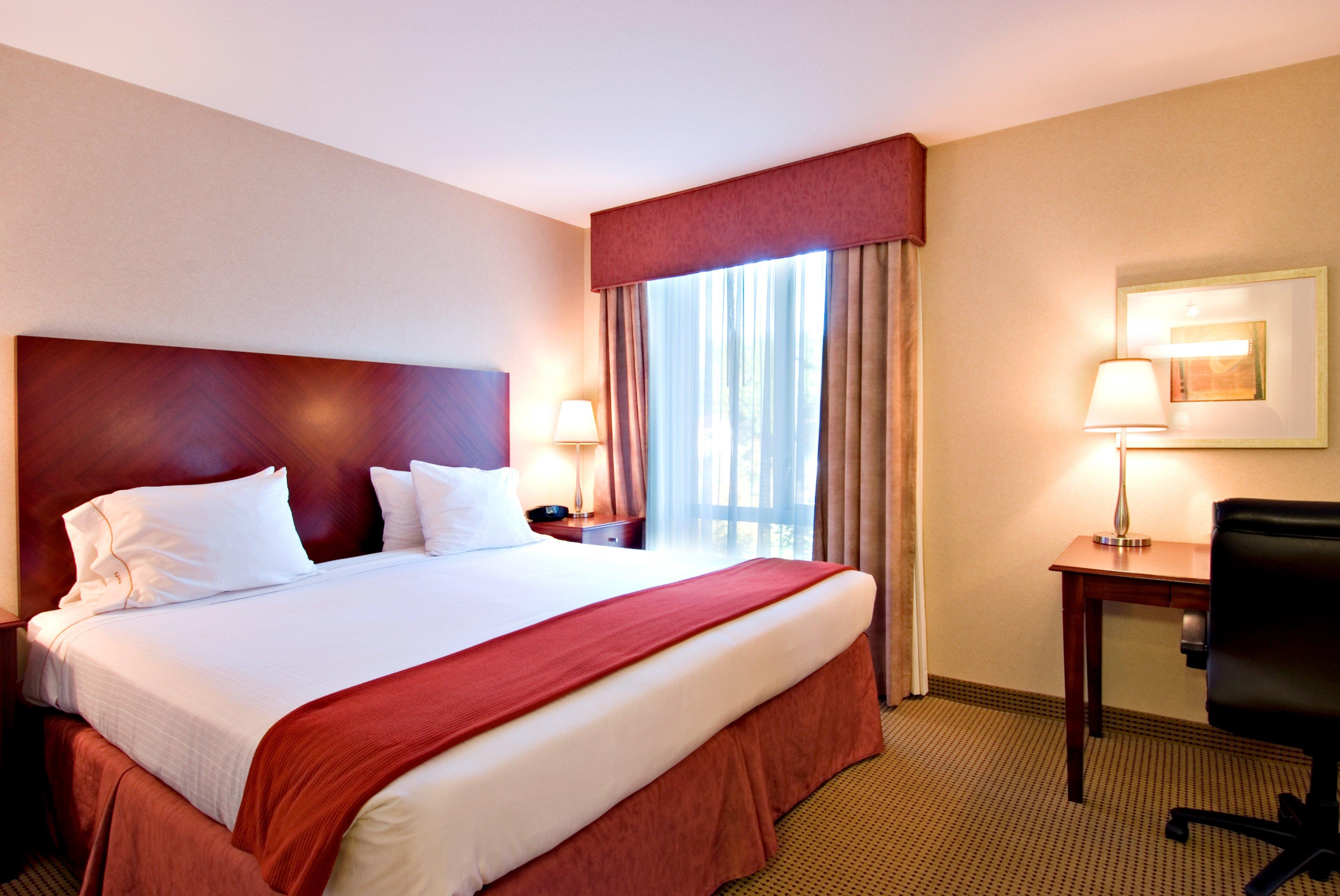 Holiday Inn Express And Suites Surrey By Ihg Exterior photo