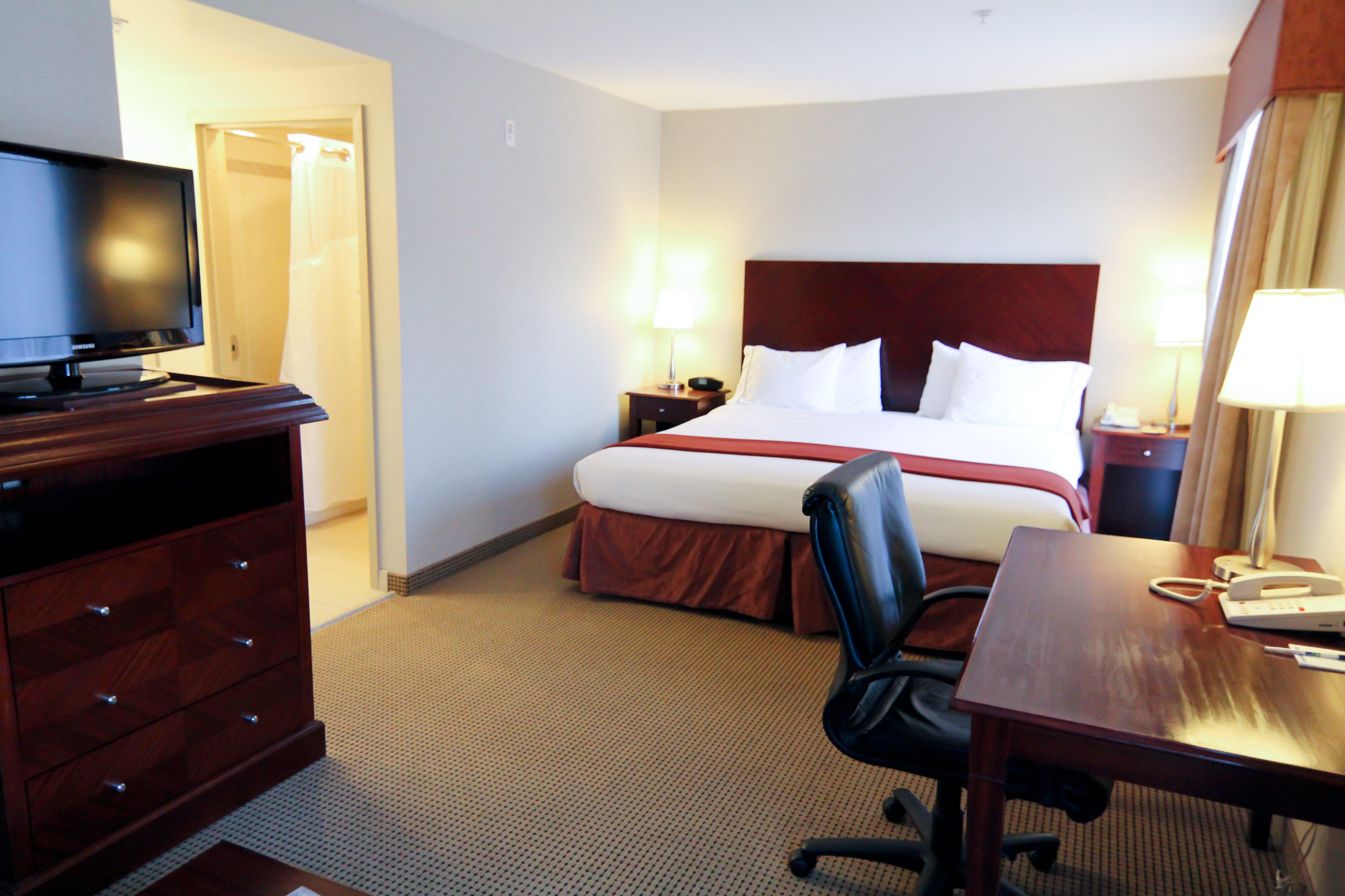 Holiday Inn Express And Suites Surrey By Ihg Exterior photo