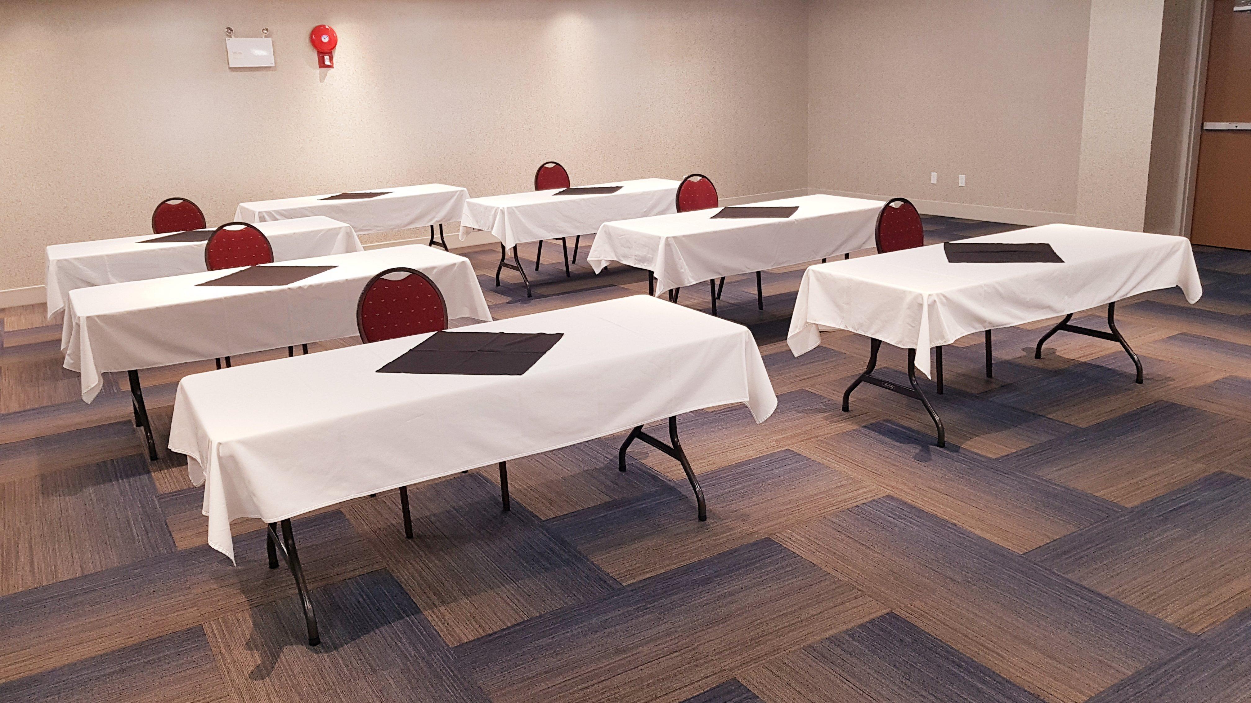 Holiday Inn Express And Suites Surrey By Ihg Exterior photo
