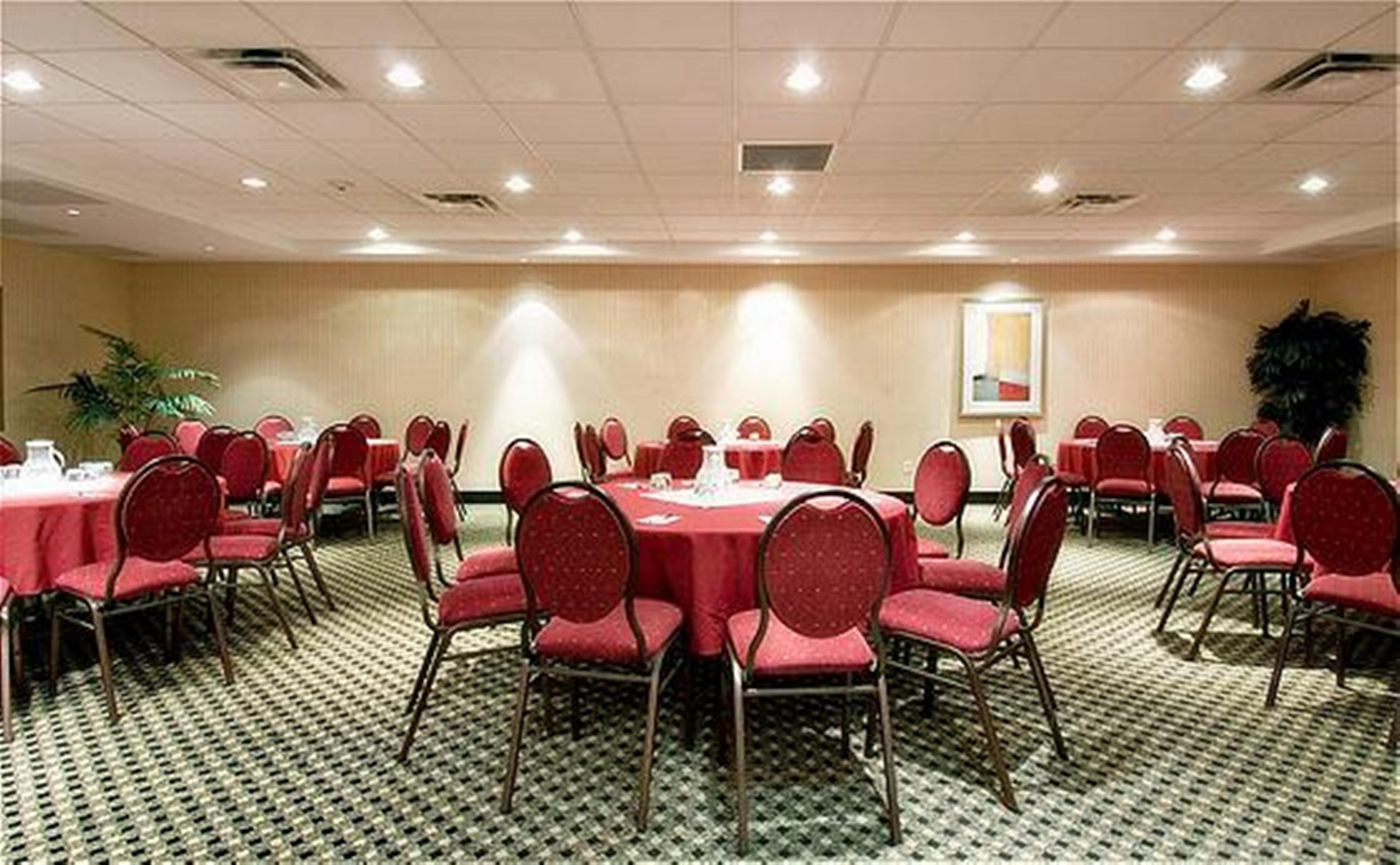 Holiday Inn Express And Suites Surrey By Ihg Exterior photo