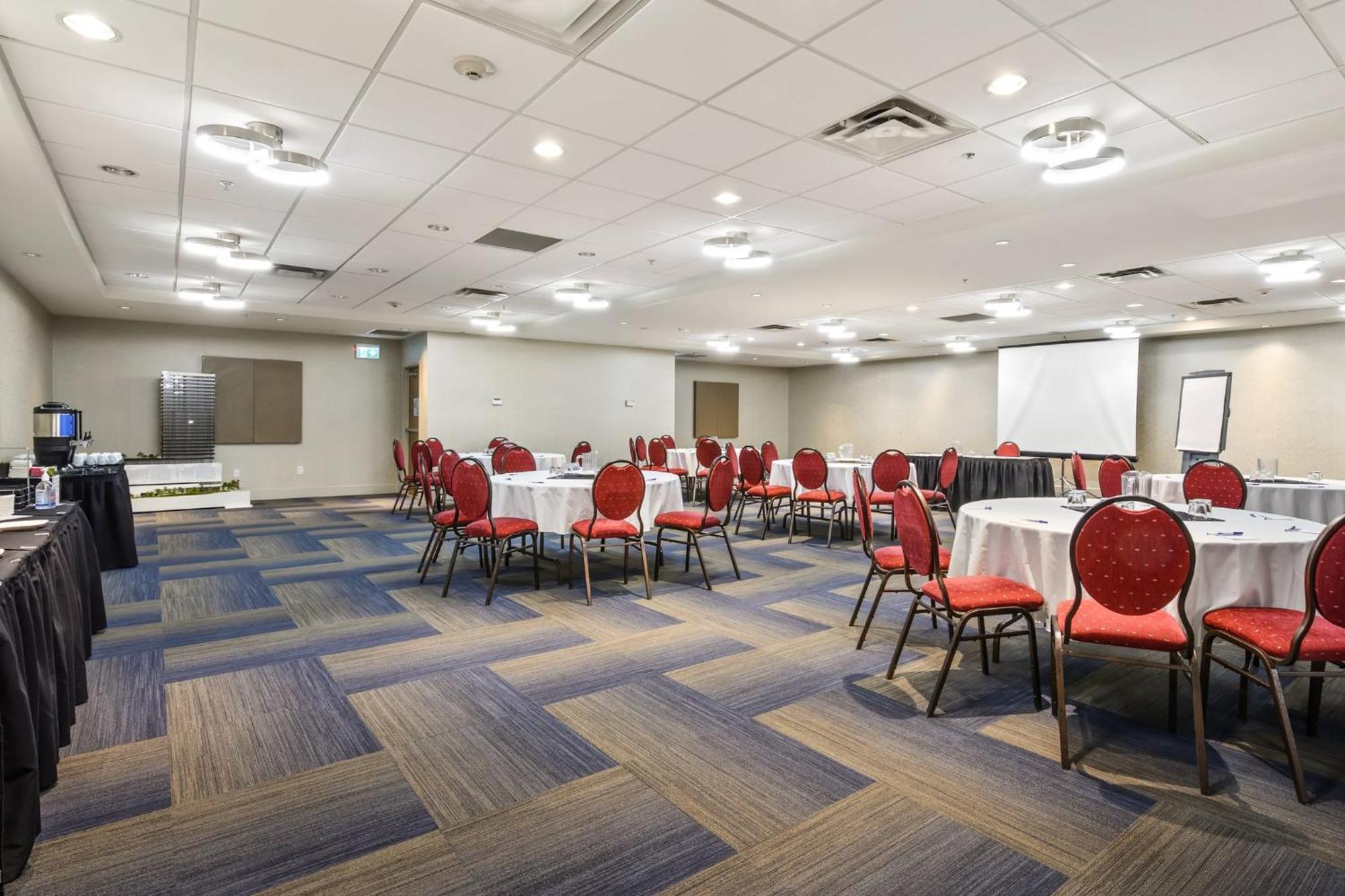 Holiday Inn Express And Suites Surrey By Ihg Exterior photo