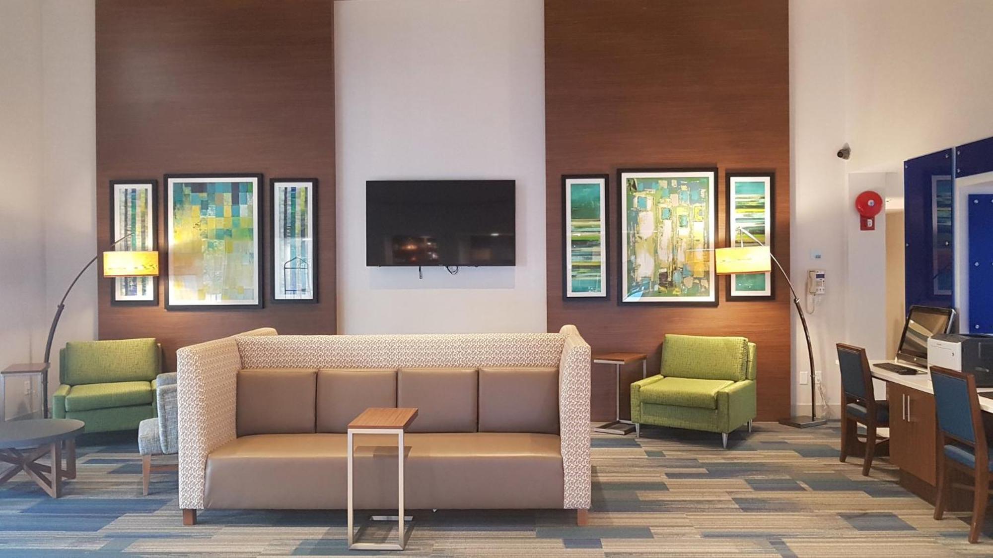 Holiday Inn Express And Suites Surrey By Ihg Exterior photo