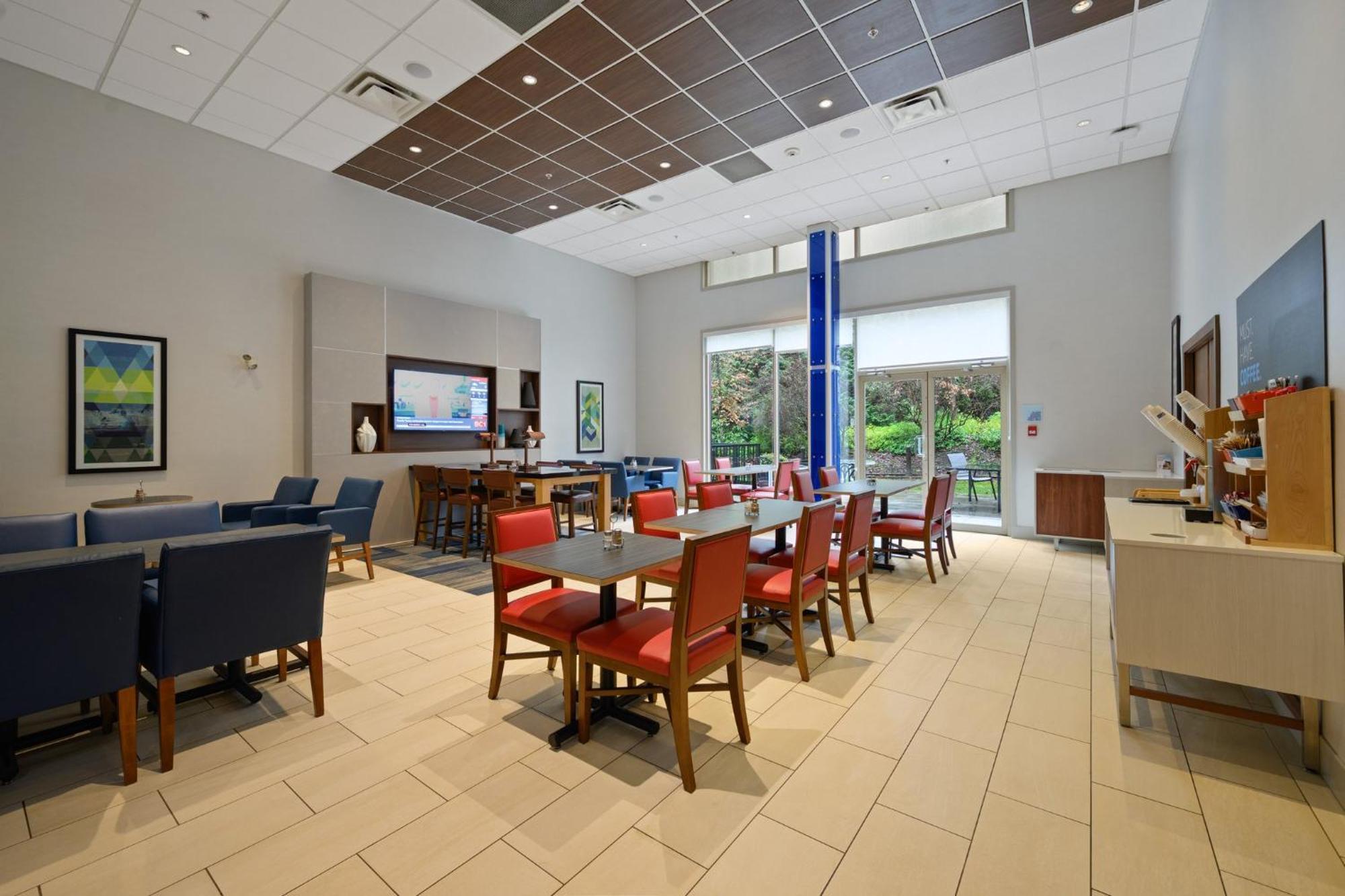 Holiday Inn Express And Suites Surrey By Ihg Exterior photo