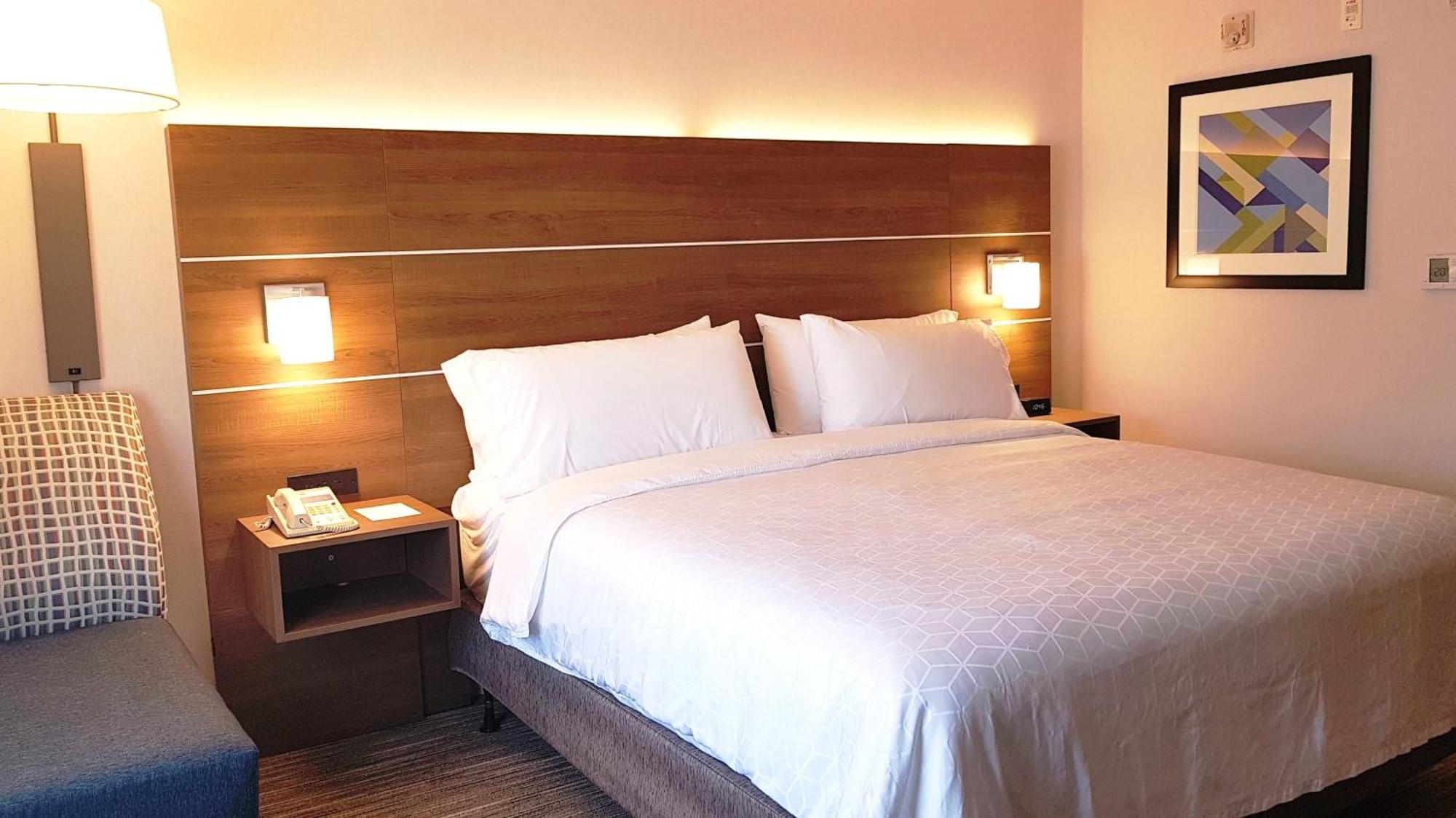 Holiday Inn Express And Suites Surrey By Ihg Exterior photo