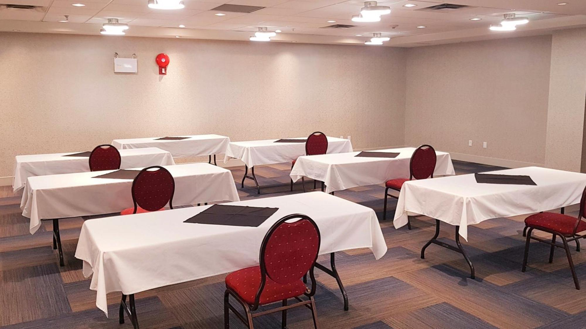 Holiday Inn Express And Suites Surrey By Ihg Exterior photo