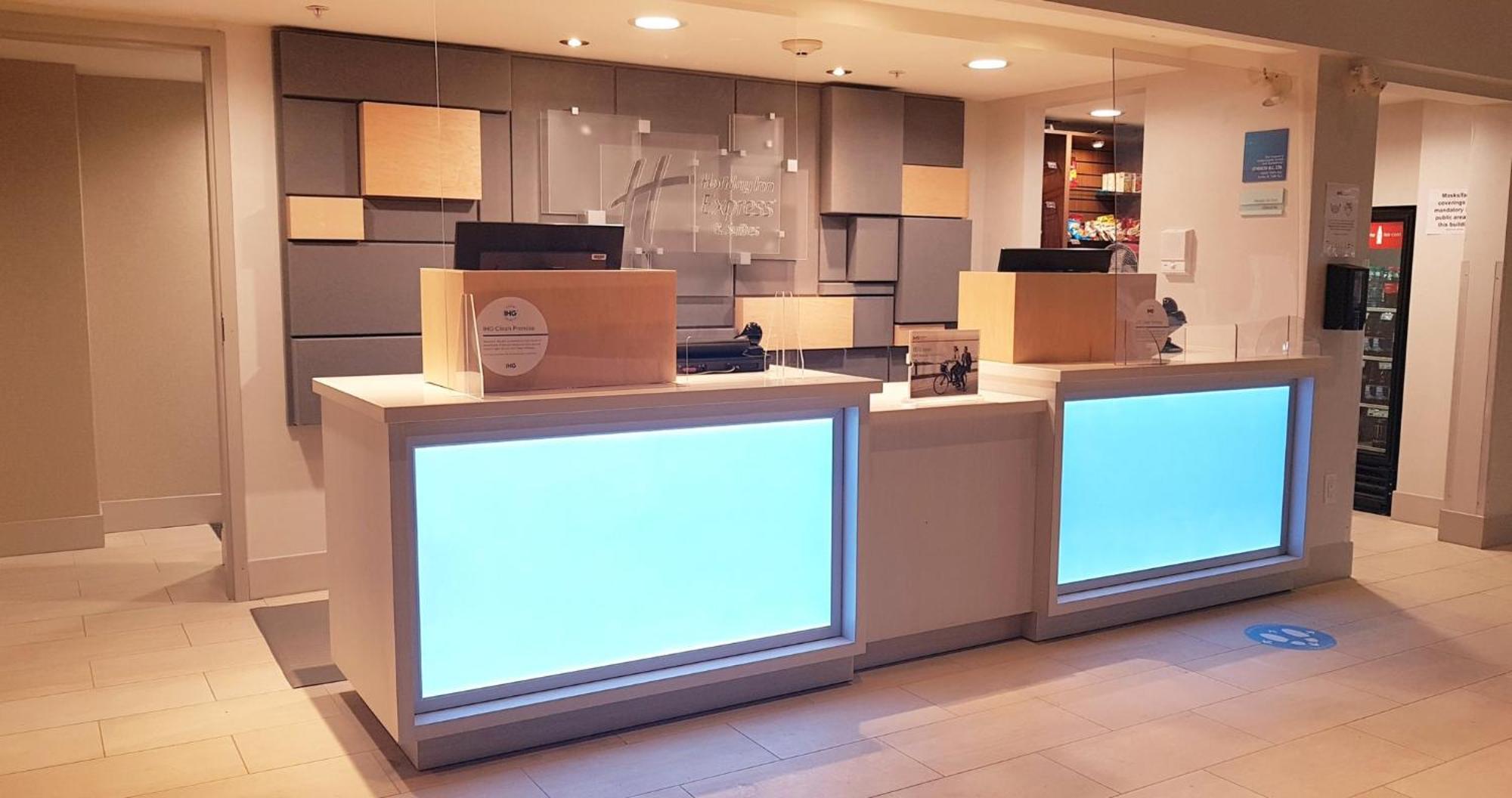 Holiday Inn Express And Suites Surrey By Ihg Exterior photo