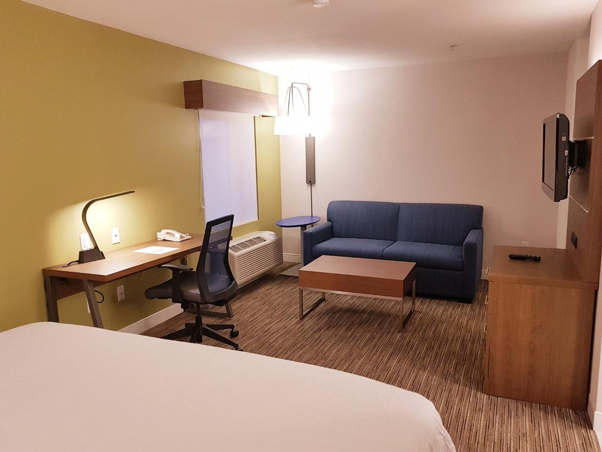 Holiday Inn Express And Suites Surrey By Ihg Exterior photo