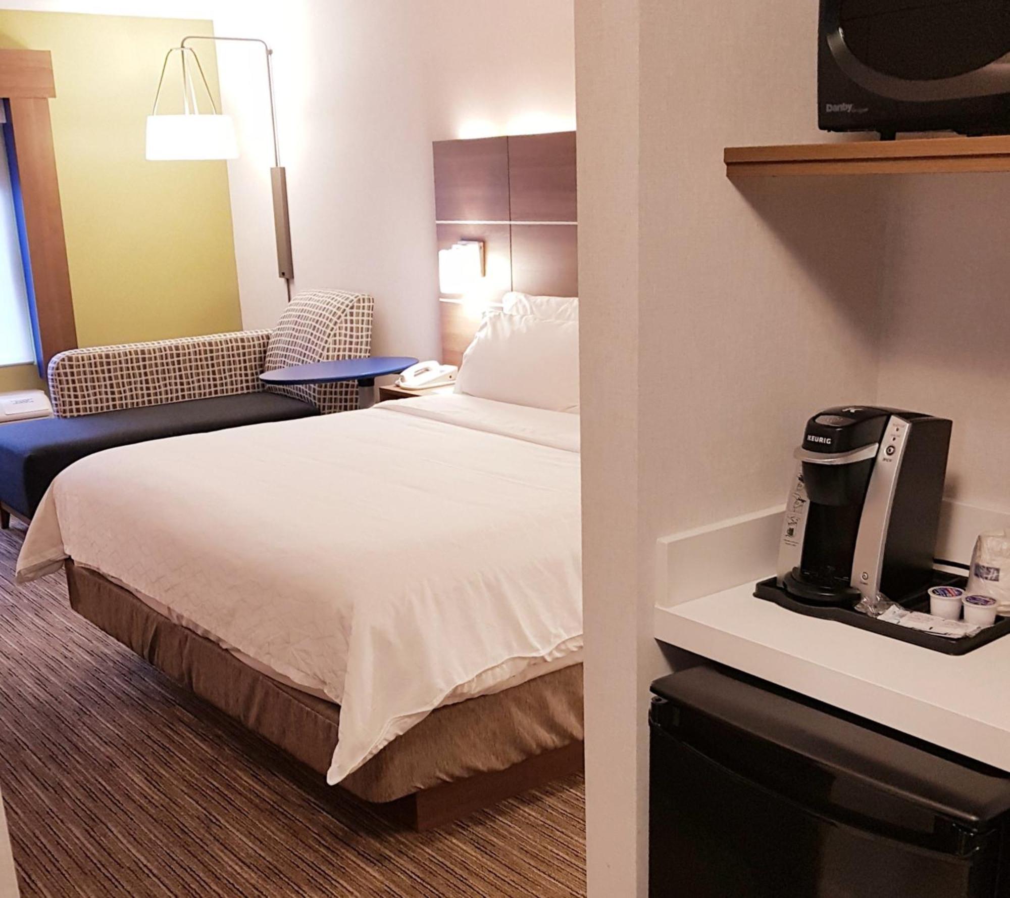 Holiday Inn Express And Suites Surrey By Ihg Exterior photo