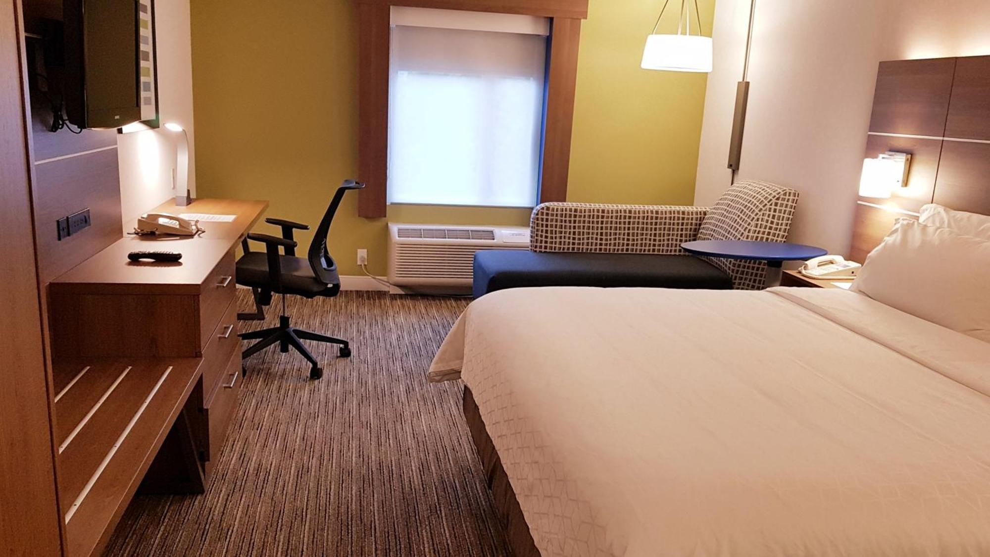 Holiday Inn Express And Suites Surrey By Ihg Exterior photo