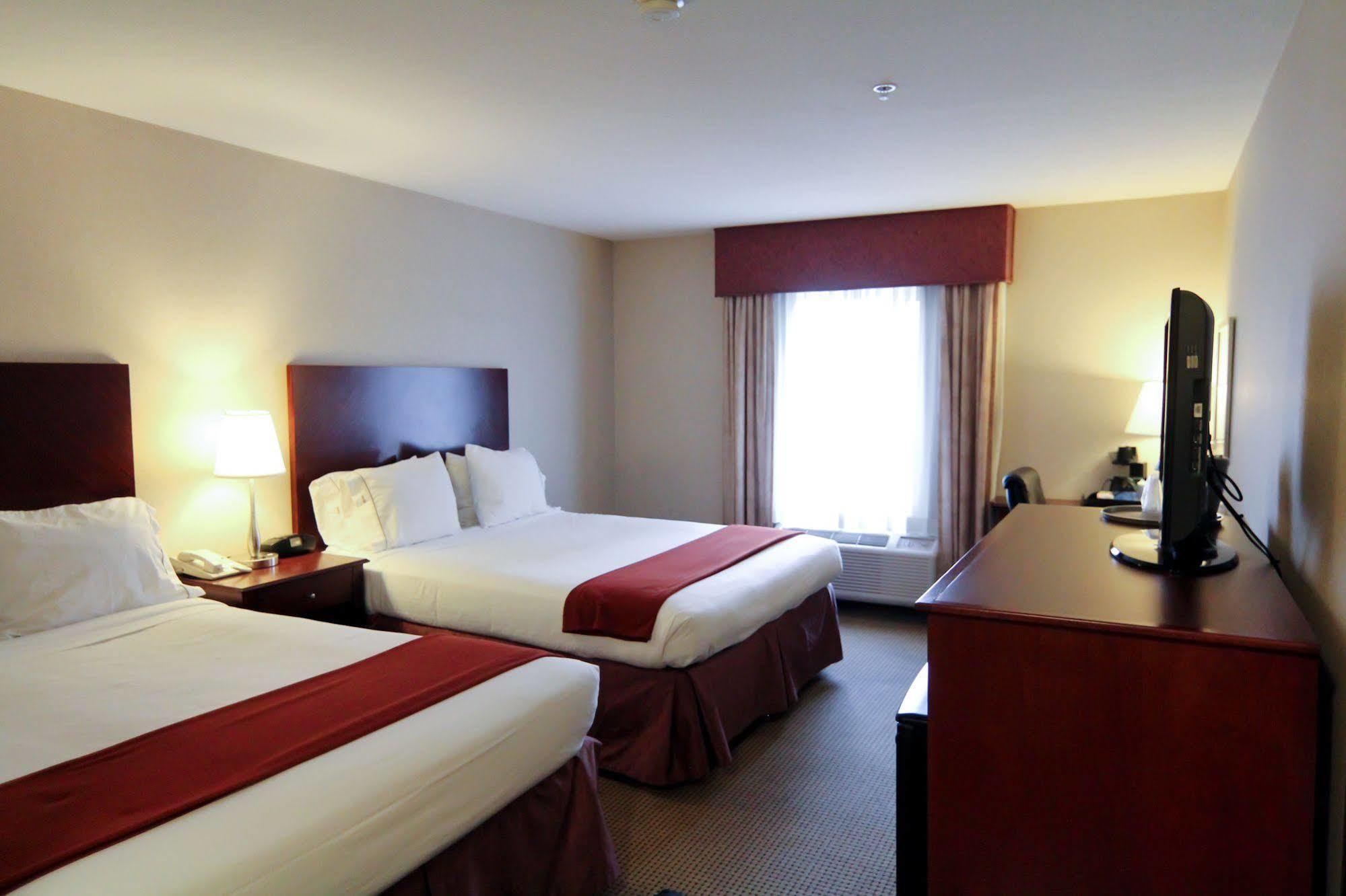 Holiday Inn Express And Suites Surrey By Ihg Exterior photo