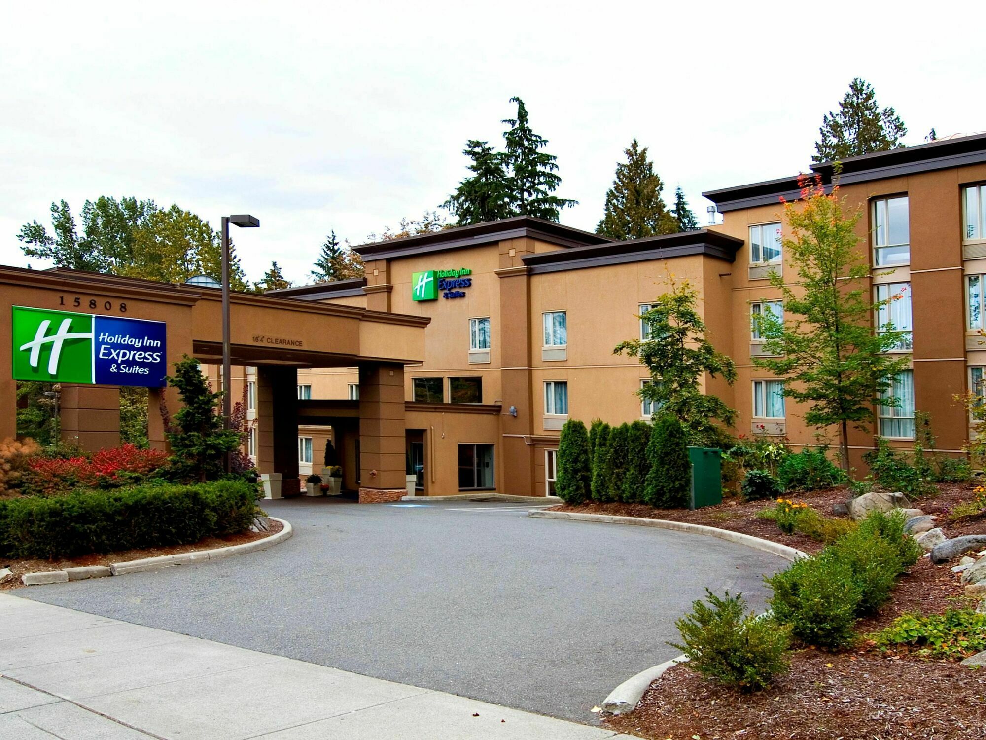 Holiday Inn Express And Suites Surrey By Ihg Exterior photo