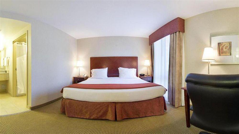 Holiday Inn Express And Suites Surrey By Ihg Exterior photo