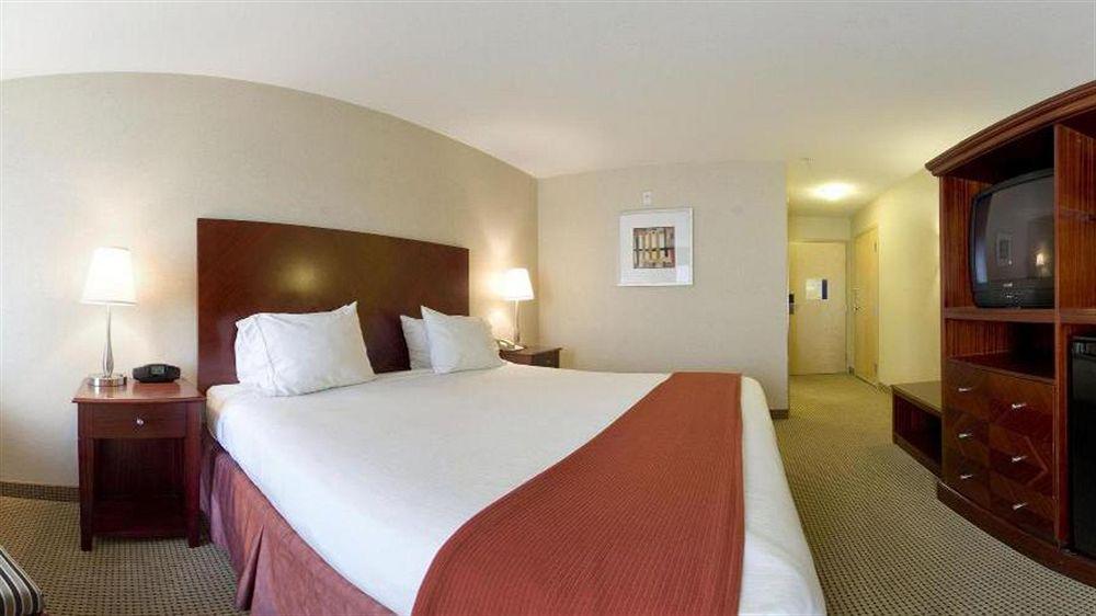 Holiday Inn Express And Suites Surrey By Ihg Exterior photo