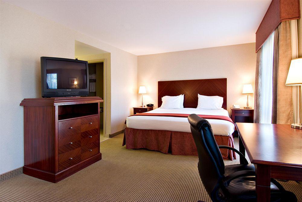 Holiday Inn Express And Suites Surrey By Ihg Room photo
