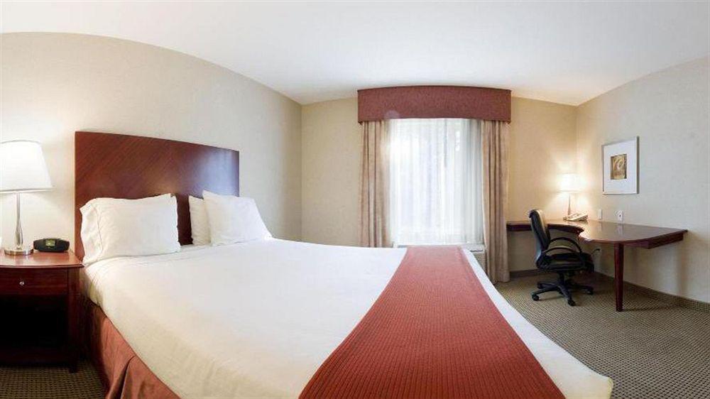 Holiday Inn Express And Suites Surrey By Ihg Exterior photo